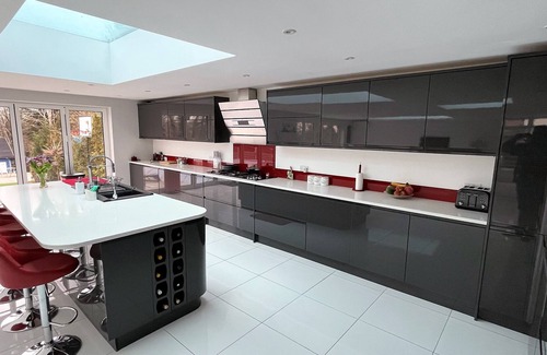 Ewell House | Air-con 6 bed house with pool+cinema+games room