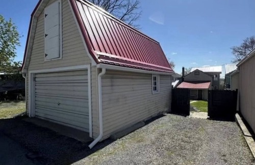 Danville House | Air-Conditioned 4-Bedroom Residence in a Quiet Corner of Danville