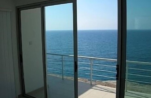 Kucukerenkoy Apartment | Air-conditioned Apartment As Close To The Sea As You Can Get