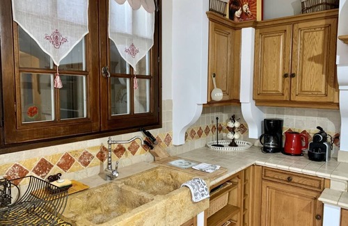 Boulbon House | Air-conditioned cottage at a farmer's farm producing fruit from olive trees