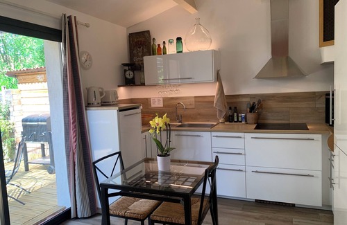 Ventabren Apartment | Air-conditioned flat garden & SPA + private parking countryside n calm, bright.
