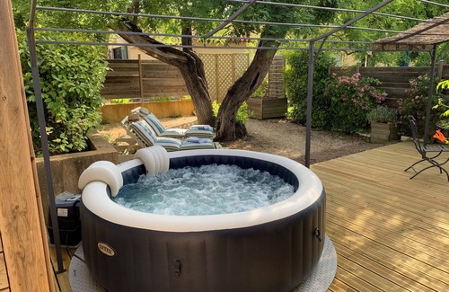 Ventabren Apartment | Air-conditioned flat garden & SPA + private parking countryside n calm, bright.