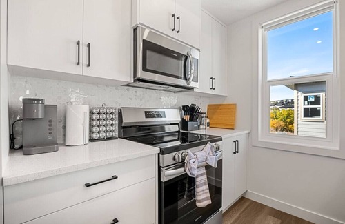 Springbank Hill House | Air Conditioned » Garage » 2BR Townhouse » Sleep 5