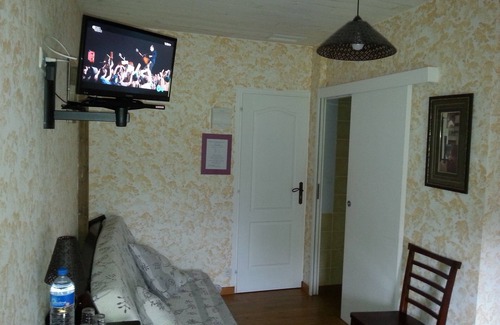 Labruguiere Bed & Breakfast | Air-conditioned guest room up to 5 people - free Wifi.