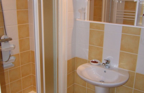 Labruguiere Bed & Breakfast | Air-conditioned guest room up to 5 people - free Wifi.
