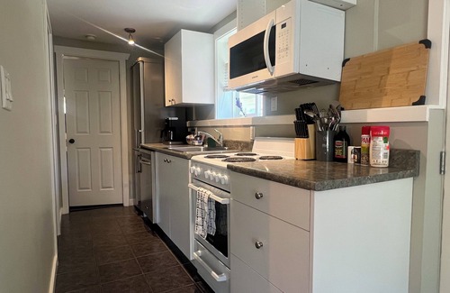 Sooke House | Air conditioned! Queen Suite Sleeps 1-4 guests with BBQ, Laundry, coffee, cream