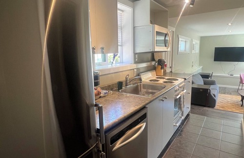 Sooke House | Air conditioned! Queen Suite Sleeps 1-4 guests with BBQ, Laundry, coffee, cream