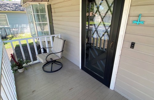 Humble House | Air Travelers Reprieve- Downtown Humble 4 miles from the airport