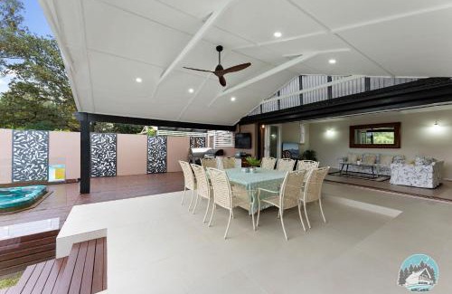 Castle Hill House | Aircabin - Castle Hill - 5BR Family House with Pool
