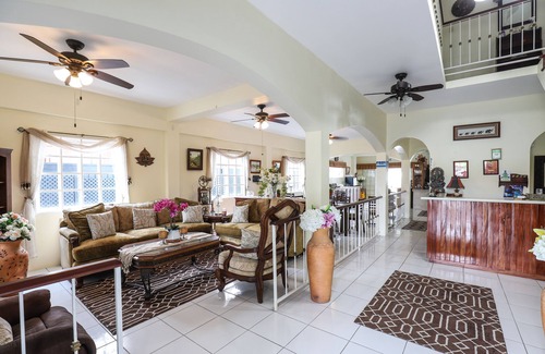 Piarco Bed & Breakfast | Airport Inn
