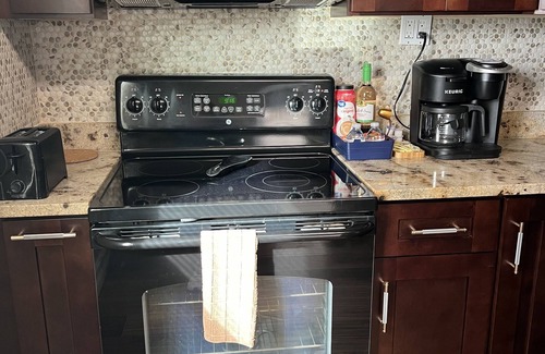 Westshore House | Airport landing at Amazing Grace FREE PARKING