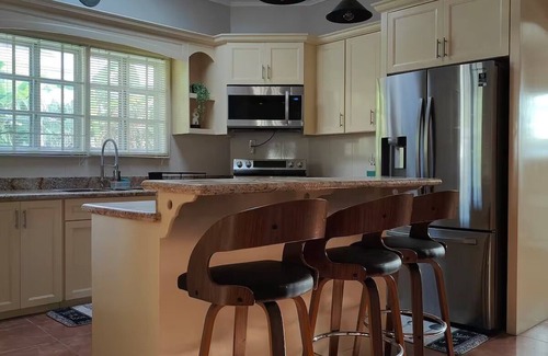 Georgetown House | Airport Vista Accommodations