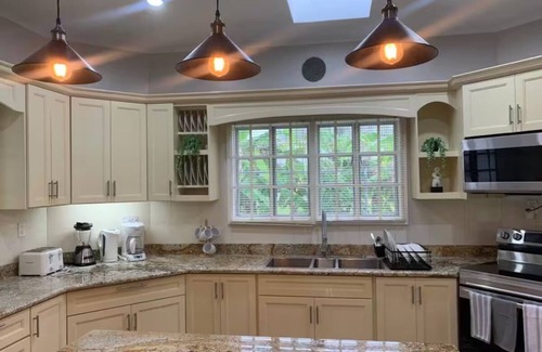 Georgetown House | Airport Vista Accommodations