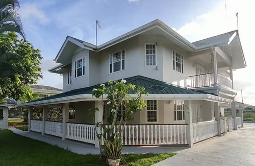 Georgetown House | Airport Vista Accommodations