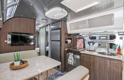 Dunsmuir Apartment | Airstream - (Willow)