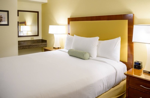 Lake Balboa Hotel | Airtel Plaza Hotel