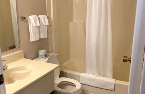 Cold Lake Hotel | Airways Motel