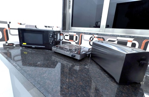 Andheri East House | Airy 1BHK with Balcony & Airport & Family Stay