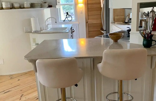 Fairhope Cottage | Airy & Artsy A Beautiful Stay