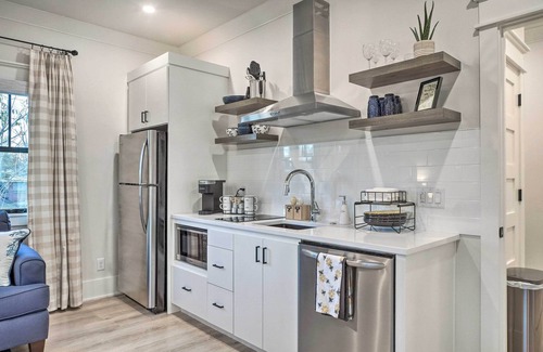 Downtown Apartment | Airy Bentonville Studio < 1 Mile to City Square!