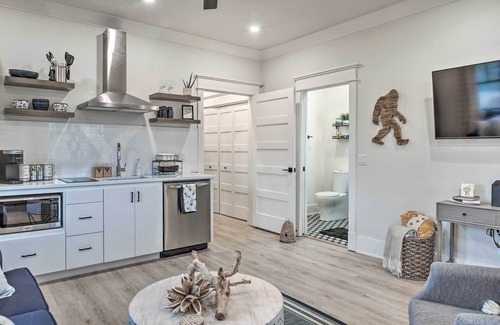 Downtown Apartment | Airy Bentonville Studio < 1 Mile to City Square!