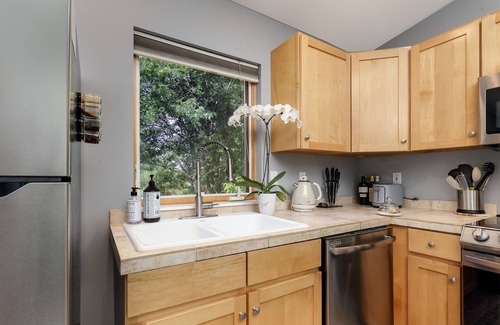 Longmont Apartment | Airy Guesthouse - Walkable Neighborhood Coffe Shop/Restaurants/Bakery
