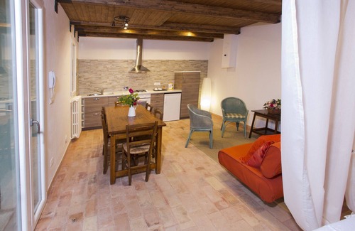 Farne Apartment | Airy studio apt in a beautiful garden