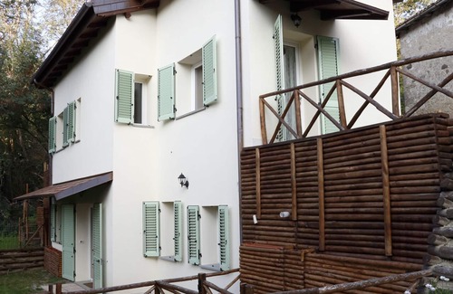 Farne Apartment | Airy studio apt in a beautiful garden