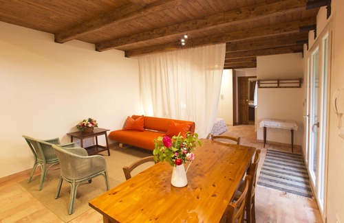 Farne Apartment | Airy studio apt in a beautiful garden