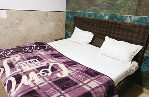 Nizamuddin East House | Ajeet Home Stay-300 Meters Nizamuddin Railway Station Gate No 4