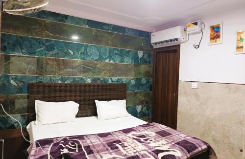 Nizamuddin East House | Ajeet Home Stay-300 Meters Nizamuddin Railway Station Gate No 4