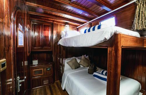 Dhangethi Boat Rental | Akoya Pearl