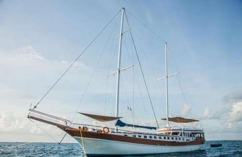 Dhangethi Boat Rental | Akoya Pearl