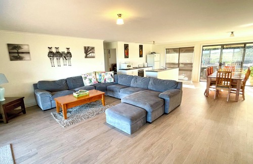 Kingscote House | Al-Pac-Em Inn - Farm Stay