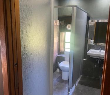 Quiros Hostel | Albergue de Arrojo