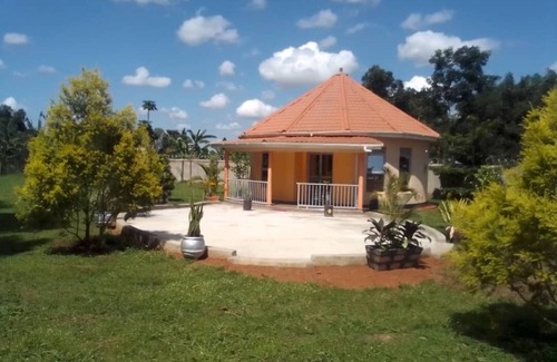 Gulu Cottage | Alberto Gardens - One bedroom cottage in private grounds & free parking