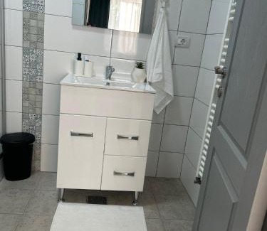 Fagaras House | Alex House