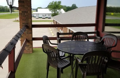 Park River Hotel | Alexander House Motel