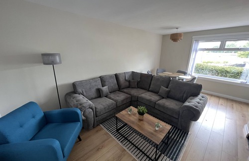 Glenrothes House | Alexander Road - sleeps 5 guests in 3 bedrooms