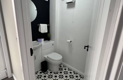 Glenrothes House | Alexander Road - sleeps 5 guests in 3 bedrooms