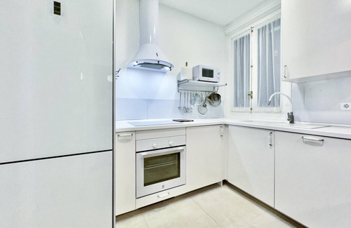 Jeronimos Apartment | Alfonso XII - Four-Bedroom Apartment Next to El Retiro