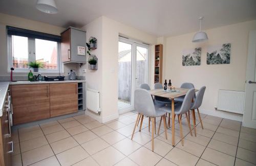 Newport House | Alicia's Way by Tŷ SA