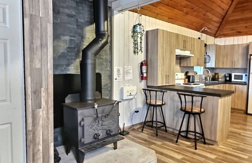 Riviere-Rouge House | Alison The Little Getaway with A Private Hot Tub