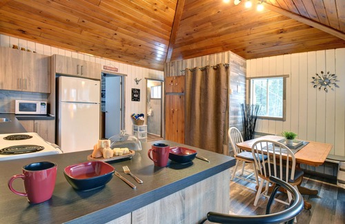 Riviere-Rouge House | Alison The Little Getaway with A Private Hot Tub
