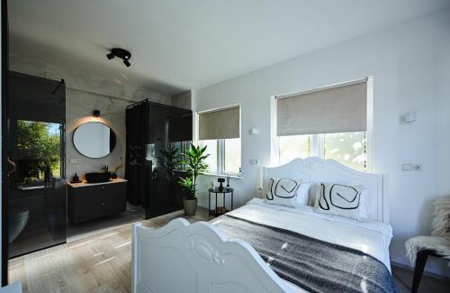 Njardvik Apartment | ÁLka - Cozy Room by the Sea With Private Hot Tub