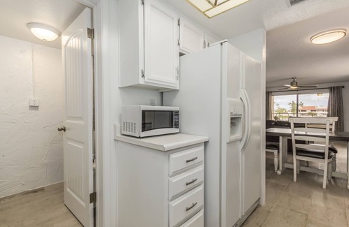 Desert Shores Condo | ALL 5-STAR reviews! Lakefront King + Queen bed+ huge cnr balcony