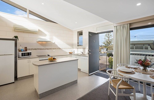 Merimbula Apartment | All Decked Out: 2 bedroom pet friendly apartment