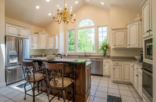 Carbondale House | All Pine Manor Estates Properties Available for Thanksgiving!