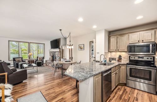 Edwards Condo | All-season condo near ski lifts & golf course with fireplace, pool, & hot tub