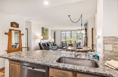 Edwards Condo | All-season condo near ski lifts & golf course with fireplace, pool, & hot tub